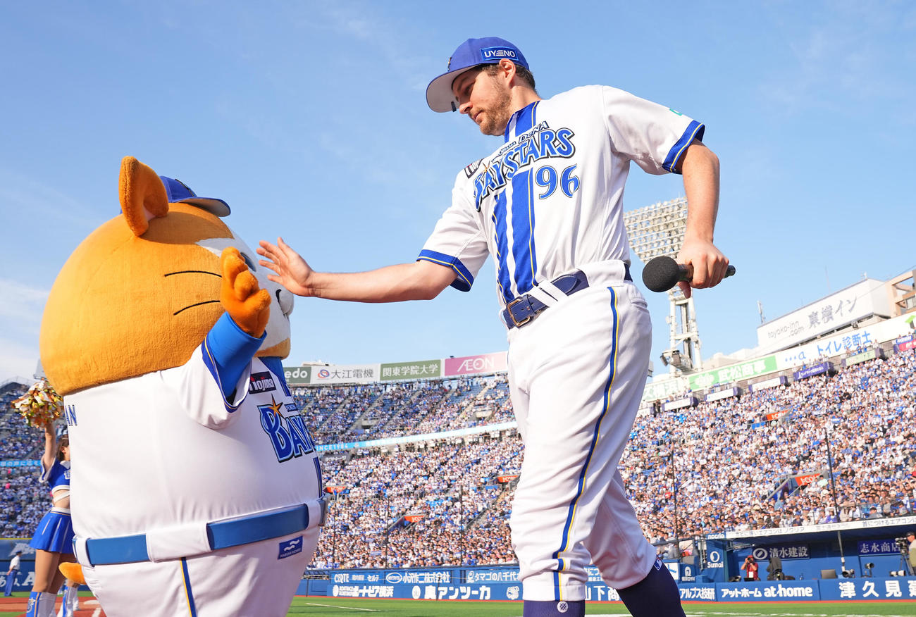DeNA対広島　広島に3連勝し勝利投手のDeNAバウアーはファンの声援を受けお立ち台に向かう（撮影・垰建太）