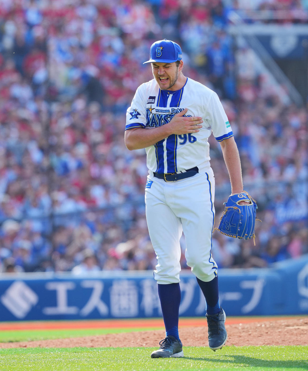 DeNA対広島　8回表DeNA2死三塁、羽月を空振り三振に仕留め雄たけびをあげながら力強く胸をたたくバウアー（撮影・垰建太）