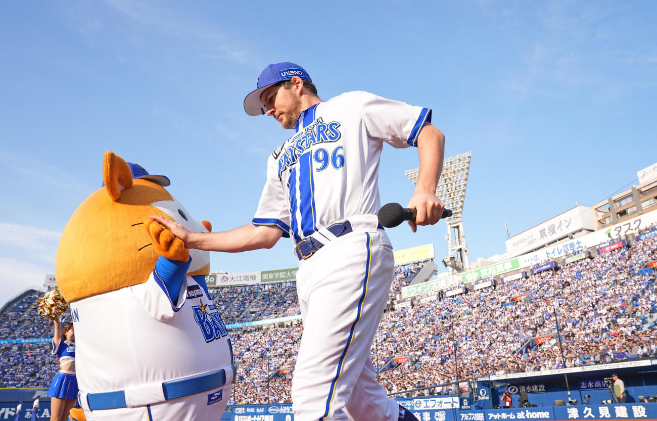 DeNA対広島　広島に3連勝し勝利投手のDeNAバウアーはファンの声援を受けお立ち台に向かう（撮影・垰建太）