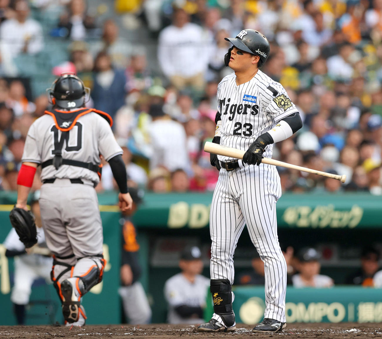 阪神対巨人　8回裏阪神2死、前川は空振り三振に倒れる（撮影・上山淳一）