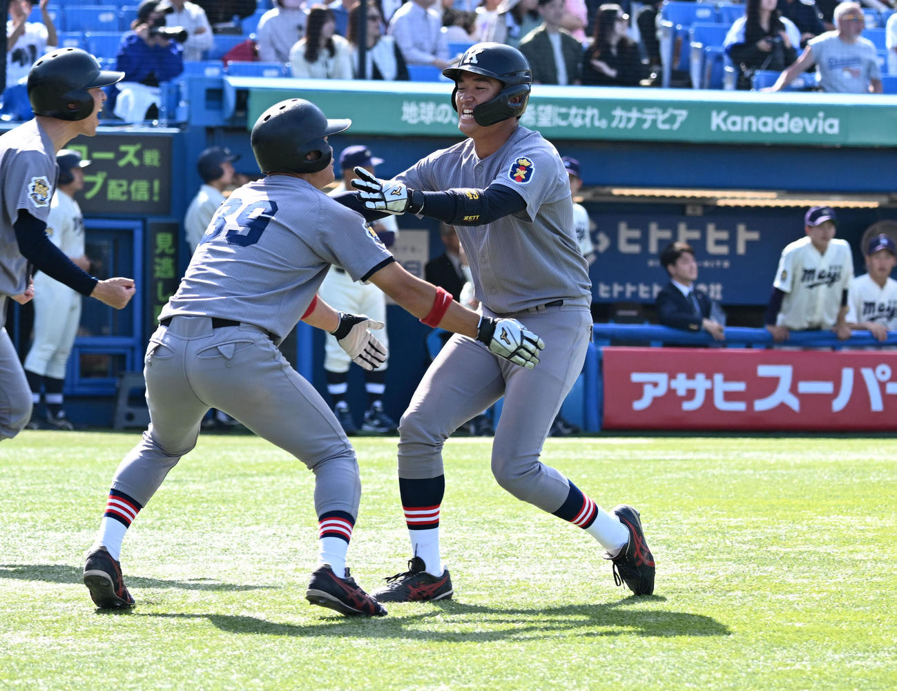 東京六大学野球　明大対慶大　12回裏慶大2死一、三塁、中塚遥翔の同点適時三塁打で生還し、三走今津（左）と喜ぶ一走福井直（撮影・千葉一成）