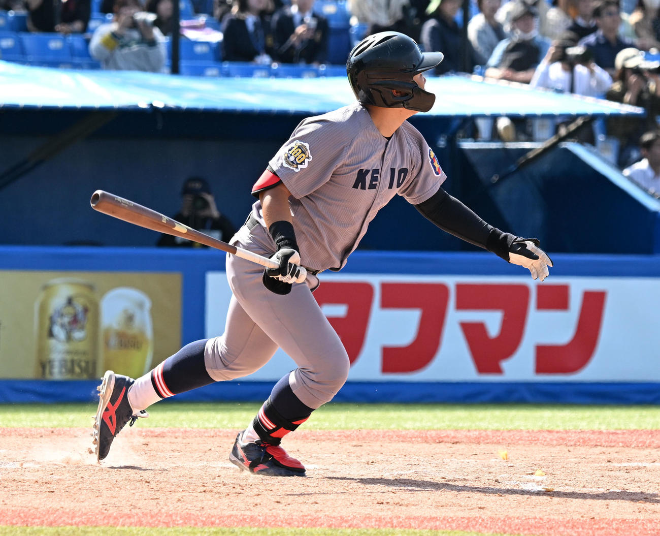東京六大学野球　明大対慶大　12回裏慶大2死一、三塁、中塚が左越えに同点適時三塁打を放つ（撮影・千葉一成）