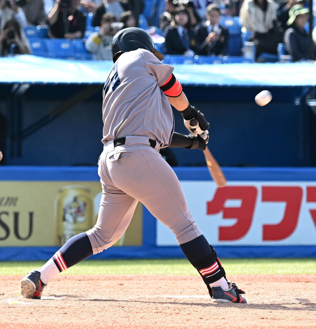 東京六大学野球　明大対慶大　12回裏慶大2死一、三塁、中塚が左越えに同点適時三塁打を放つ（撮影・千葉一成）
