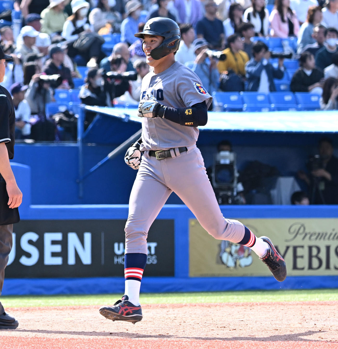 東京六大学野球　明大対慶大　12回裏慶大2死一、三塁、中塚遥翔の同点適時三塁打で生還する一走福井直（撮影・千葉一成）