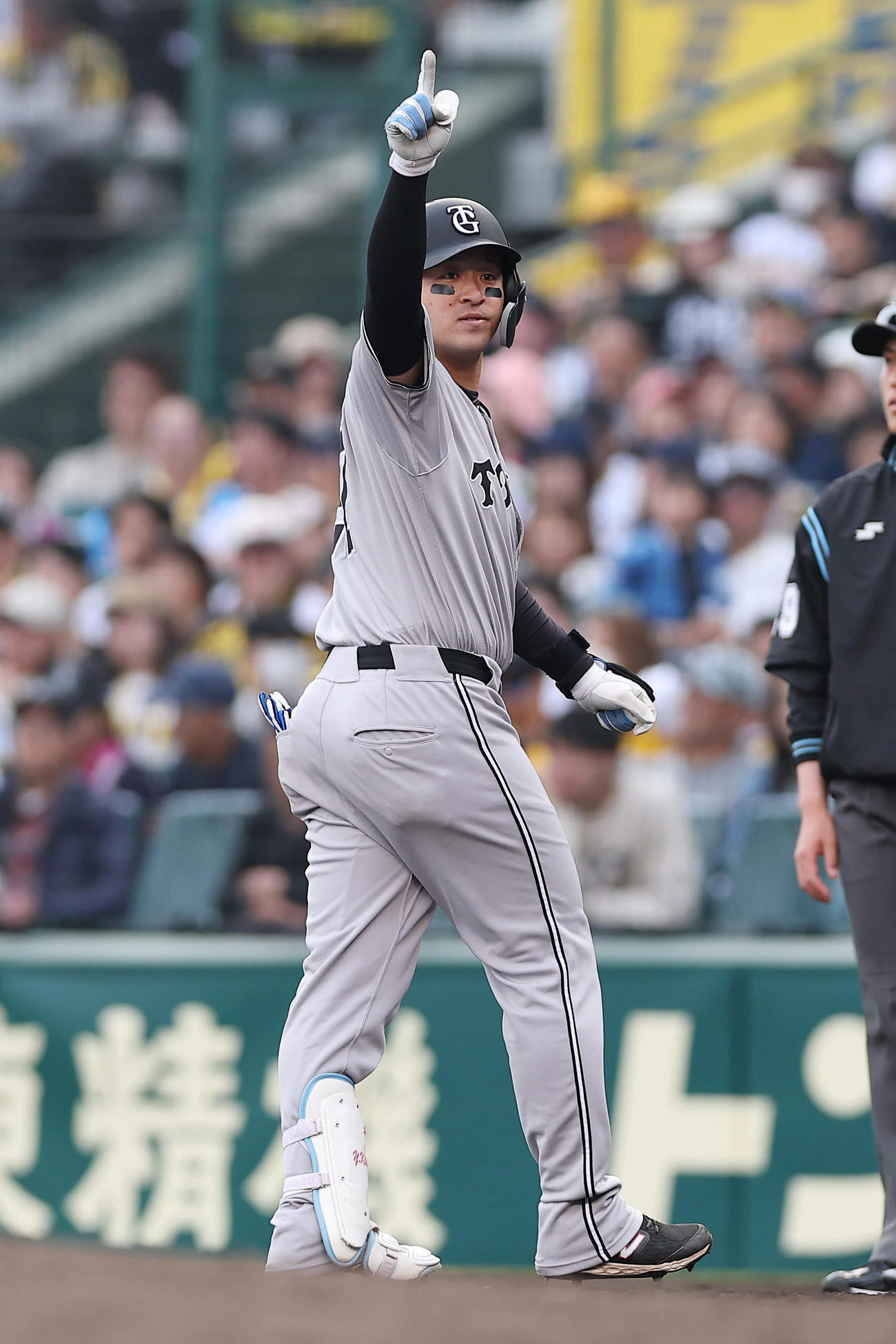 阪神対巨人　9回表巨人1死三塁、左前に勝ち越し適時打を放ち、ベンチを指さす代打岸田（撮影・前田充）