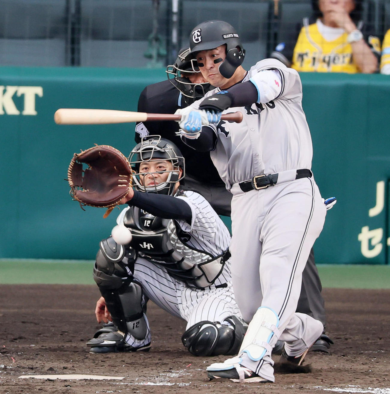 阪神対巨人　9回表巨人1死三塁、代打岸田は左前適時打を放ち勝ち越しに成功（撮影・加藤哉）