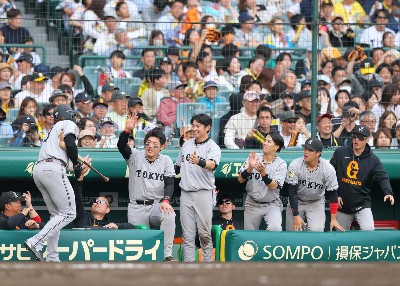 阪神対巨人　9回表巨人1死三塁、代打岸田の左前適時打で生還したキャベッジ（手前）は仲間から出迎えを受ける（撮影・上山淳一）