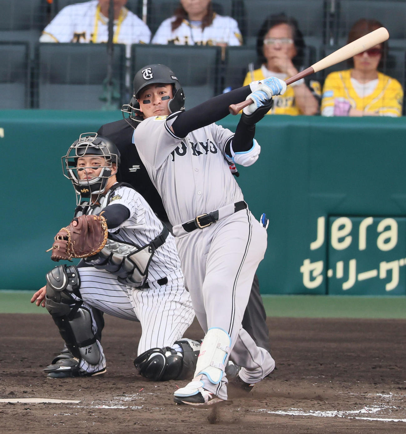 阪神対巨人　9回表巨人1死三塁、代打岸田は左前適時打を放ち勝ち越しに成功（撮影・加藤哉）