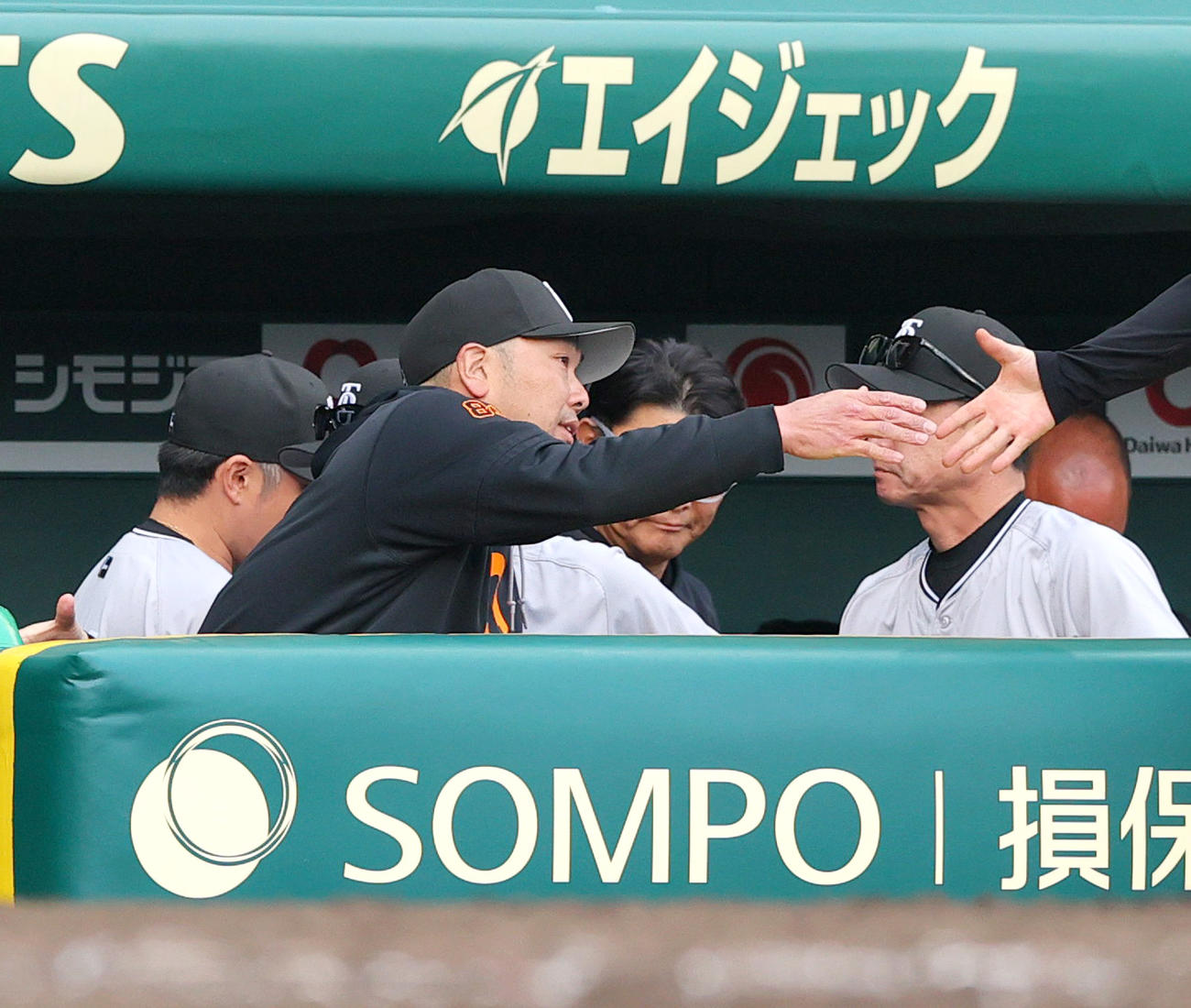 阪神対巨人　阪神に勝利し喜ぶ巨人阿部監督（左から2人目）（撮影・上山淳一）