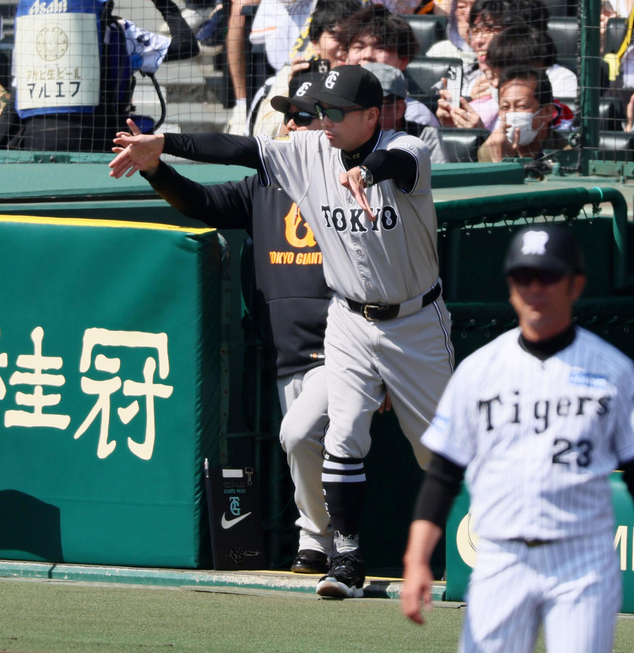 阪神対巨人　1回裏阪神2死一、二塁、阿部監督は二塁走者中野の本塁判定にリクエストする（撮影・加藤哉）