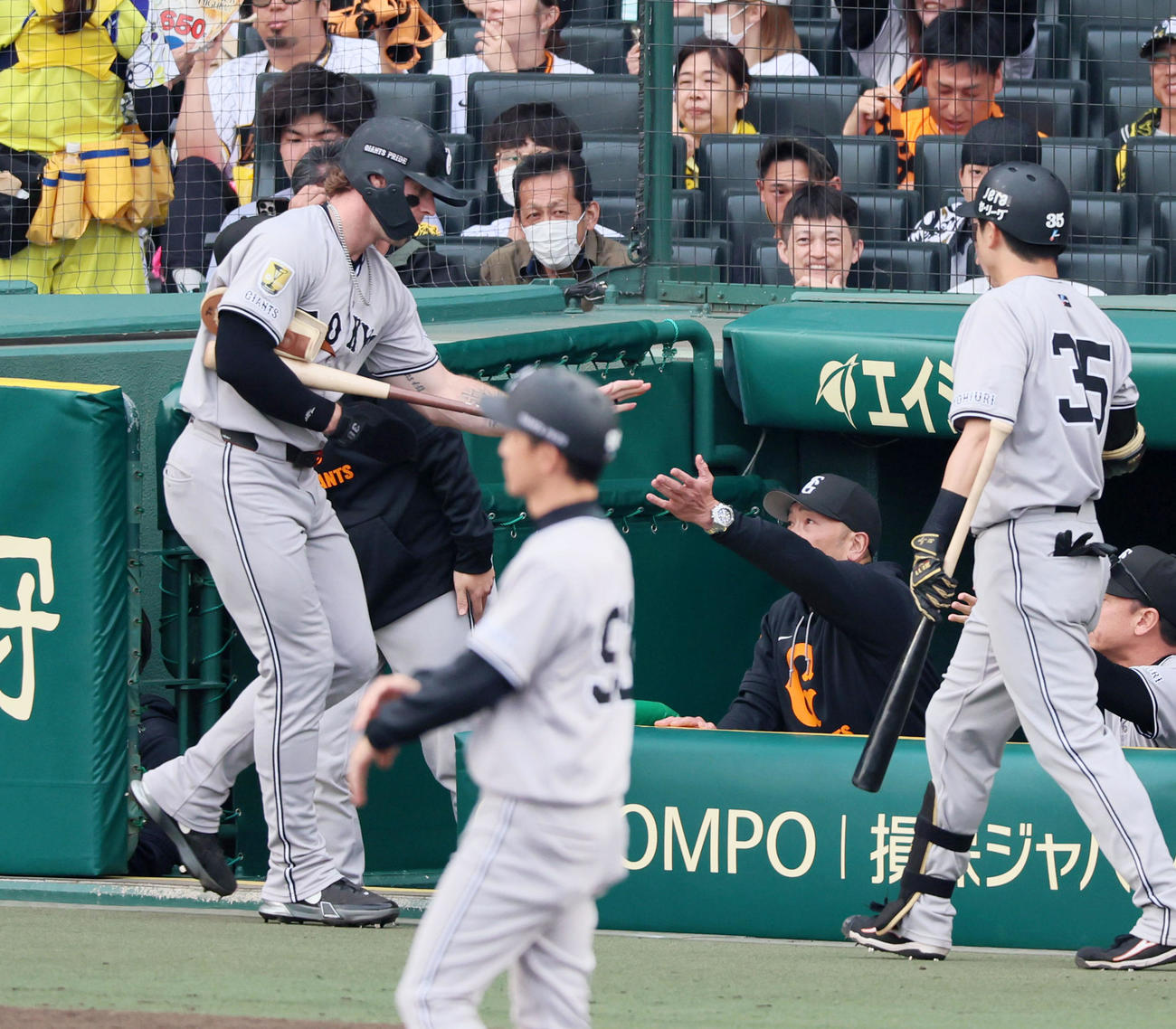 阪神対巨人　9回表巨人1死三塁、代打岸田の左前適時打で三塁走者キャベッジ（左）が生還し阿部監督とタッチ（撮影・加藤哉）