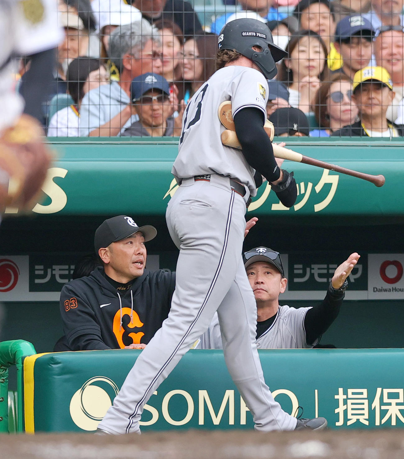 阪神対巨人　9回表巨人1死三塁、阿部監督（左）は代打岸田の左前適時打で生還した三走キャベッジ（手前）を出迎える（撮影・上山淳一）