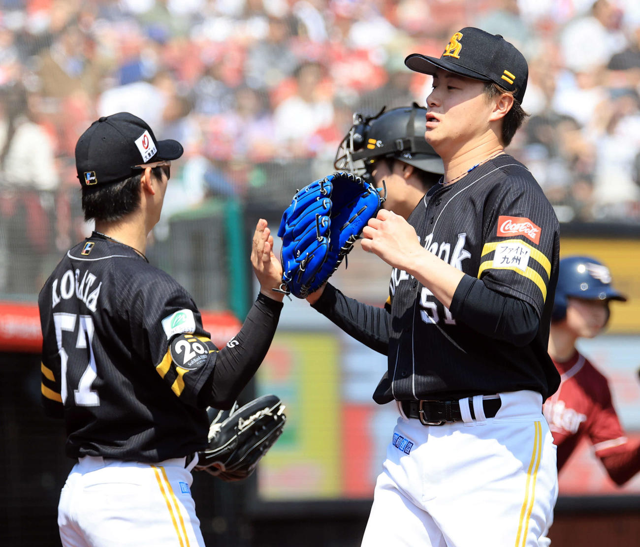 楽天対ソフトバンク　1回裏楽天の攻撃を抑え、ナインとハイタッチする前田純（撮影・浅見桂子）