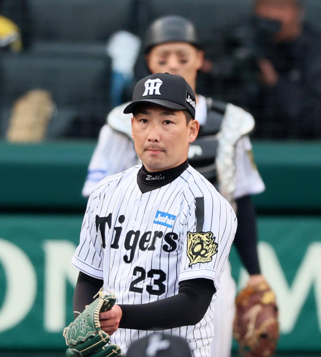 阪神対巨人　9回表巨人1死三塁、岩崎は代打岸田に左前適時打を打たれ勝ち越しを許す（撮影・加藤哉）