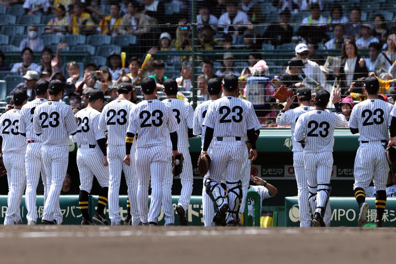 阪神対巨人　吉田義男さんの背番号「23」のユニホームで試合に臨む阪神の選手たち（撮影・前田充）