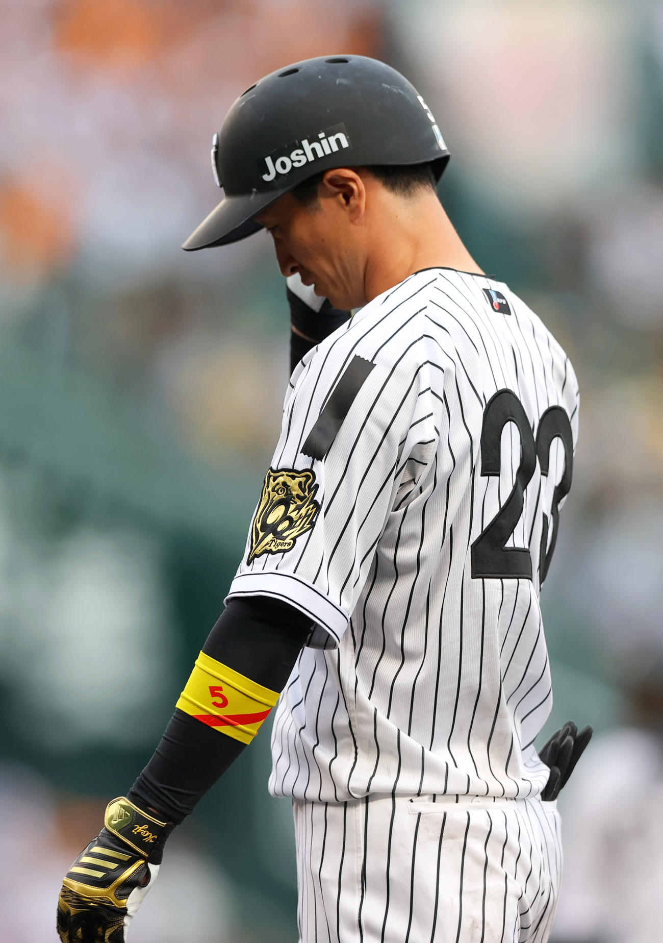 阪神対巨人　9回裏阪神2死一塁、近本は二ゴロに倒れゲームセット（撮影・上山淳一）