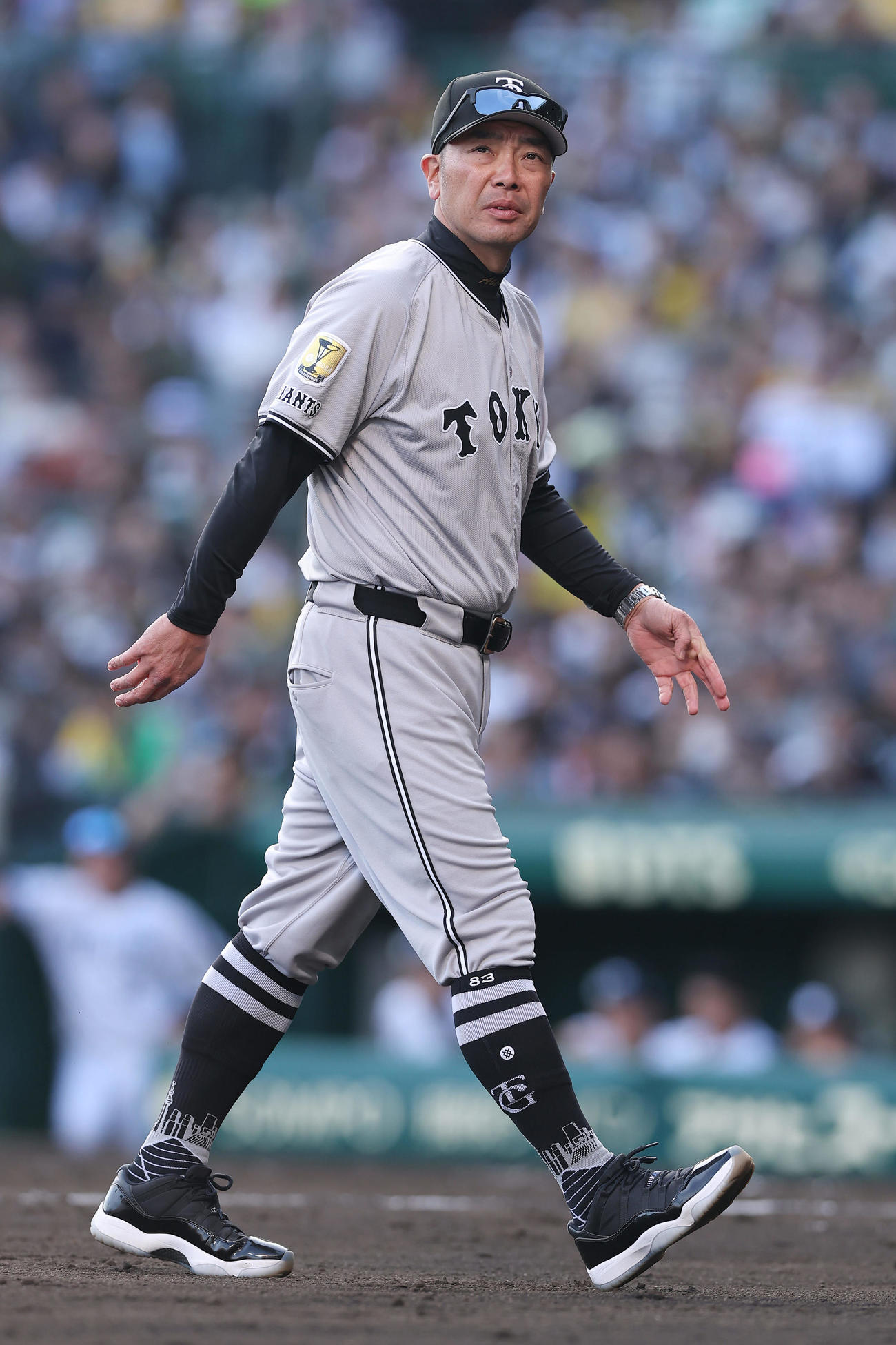 阪神対巨人　7回裏阪神2死一塁、投手交代を告げベンチへ戻る阿部監督（撮影・前田充）