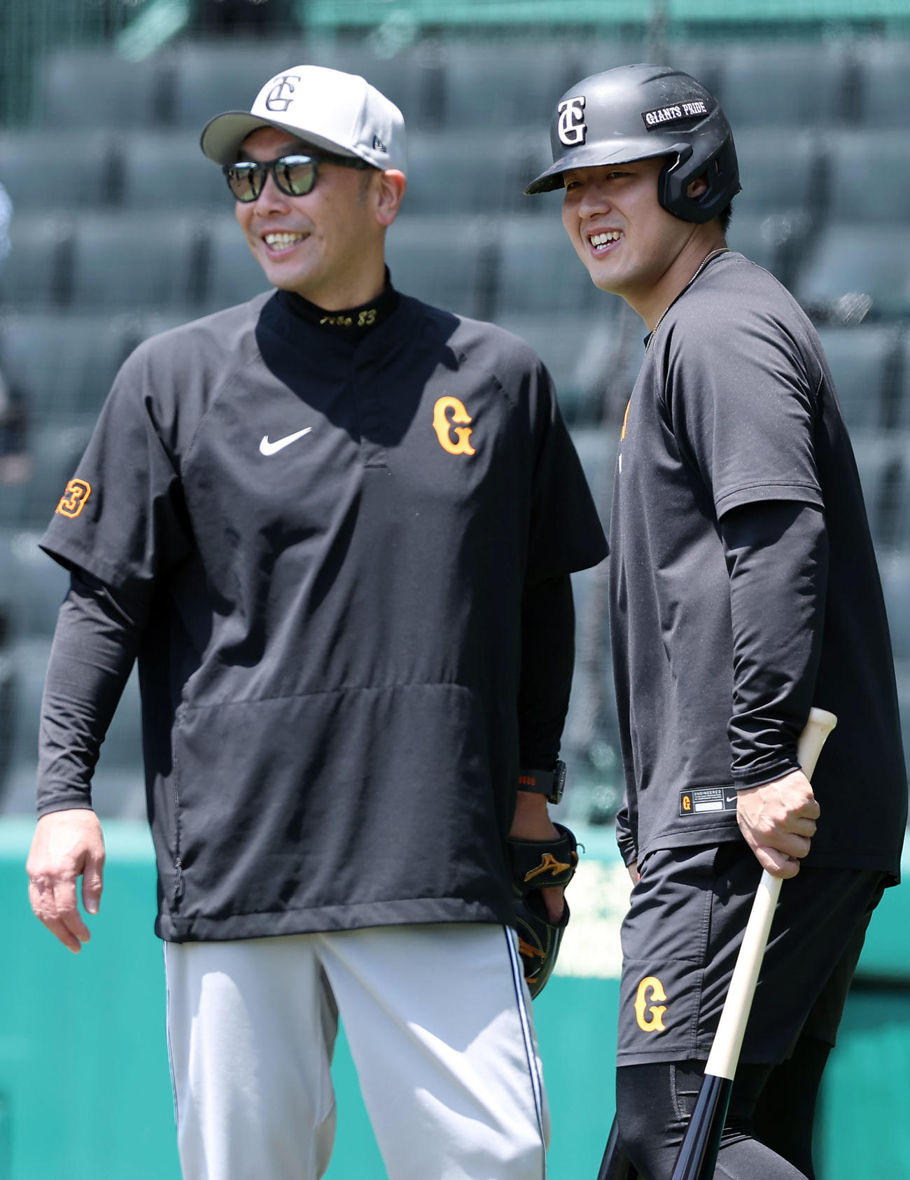 阪神対巨人　巨人阿部監督（左）と笑顔で言葉を交わす岡本（撮影・前田充）