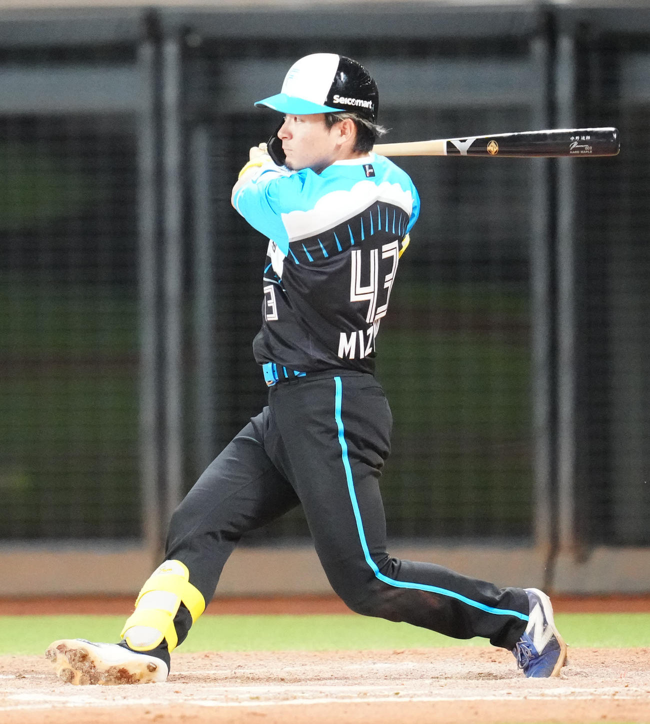 日本ハム対ロッテ　7回裏日本ハム1死一塁、右前打を放つ水野（撮影・江口和貴）