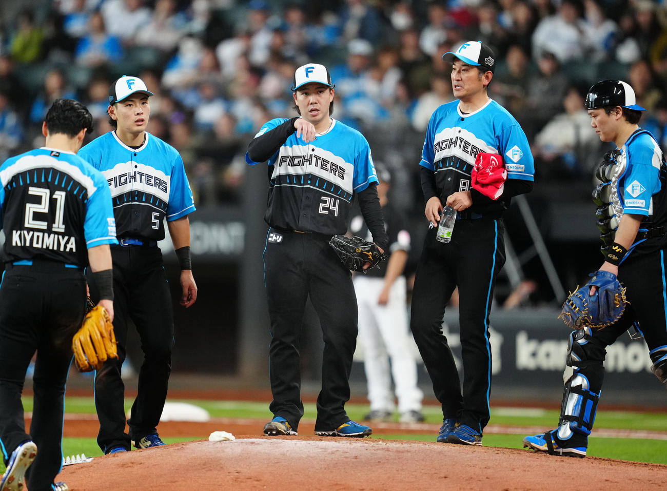 日本ハム対ロッテ　5回表、マウンドで激励を受ける日本ハム先発の金村（中央）（撮影・江口和貴）