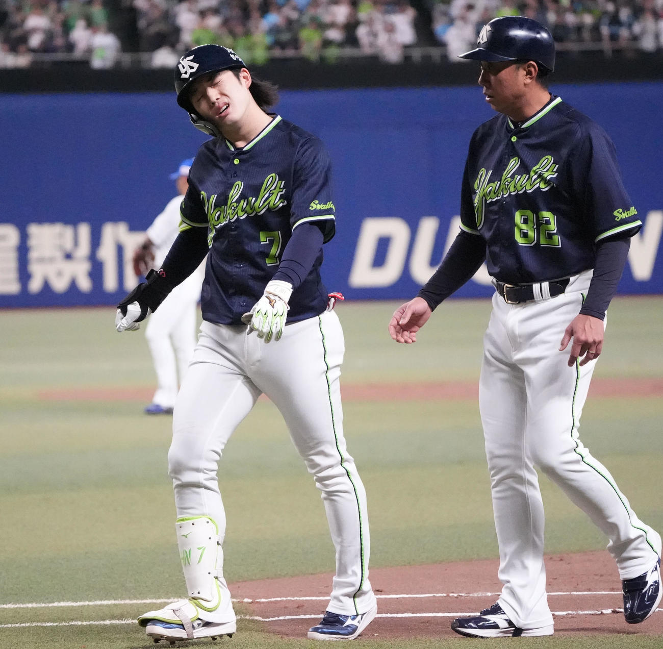 26日中日戦で、長岡（左）は遊ゴロの際に足を痛め顔をしかめる