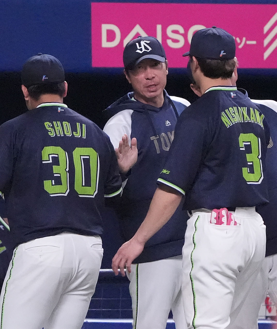 中日対ヤクルト　試合終了、高津監督（中央）は荘司（左）らナインを迎える（撮影・森本幸一）