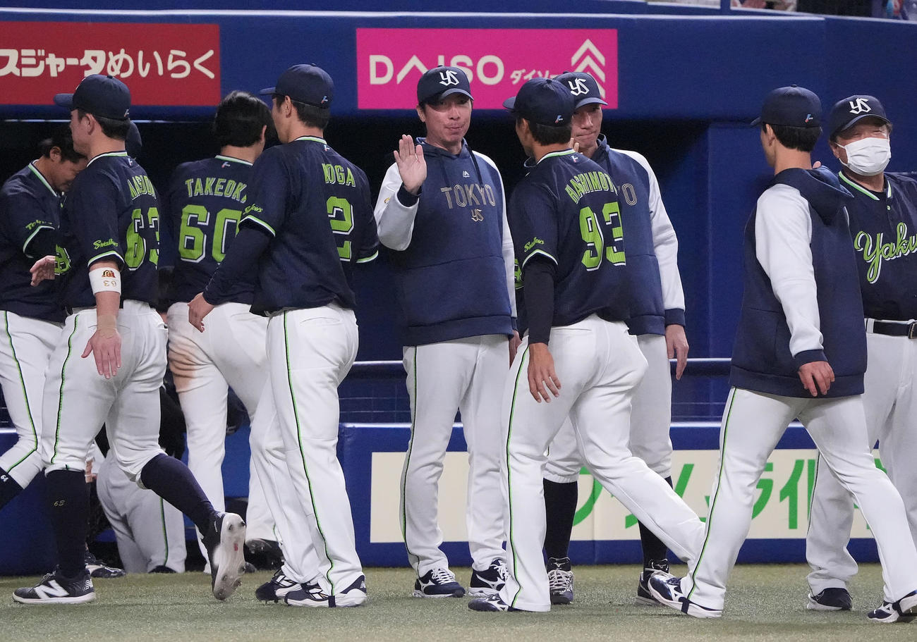 中日対ヤクルト　試合終了、高津監督（中央）はナインを迎える（撮影・森本幸一）