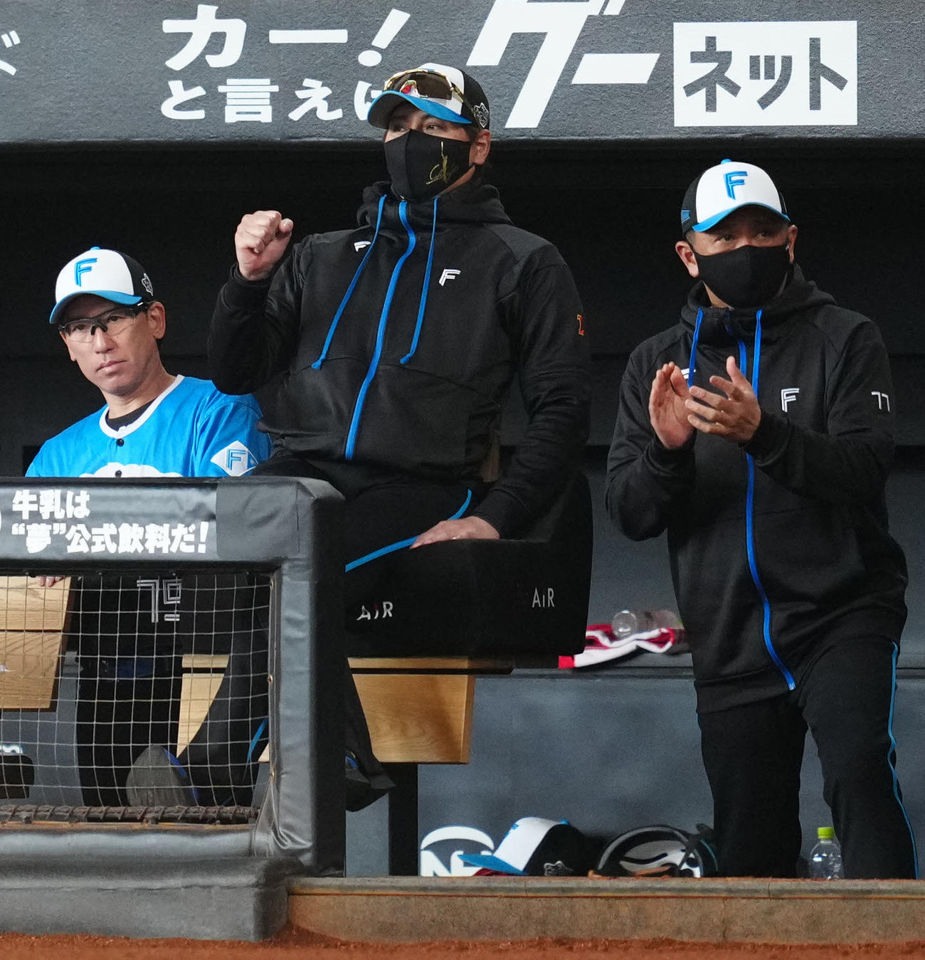 日本ハム対ロッテ　2回裏日本ハム2死二塁、水野が適時三塁打を放ちガッツポーズを見せる新庄監督（中央）（撮影・江口和貴）