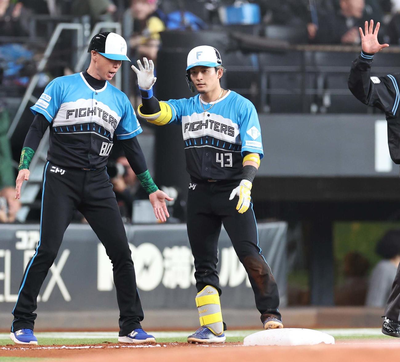 日本ハム対ロッテ　2回裏日本ハム2死二塁、右中間に適時三塁打を放つ水野（撮影・黒川智章）