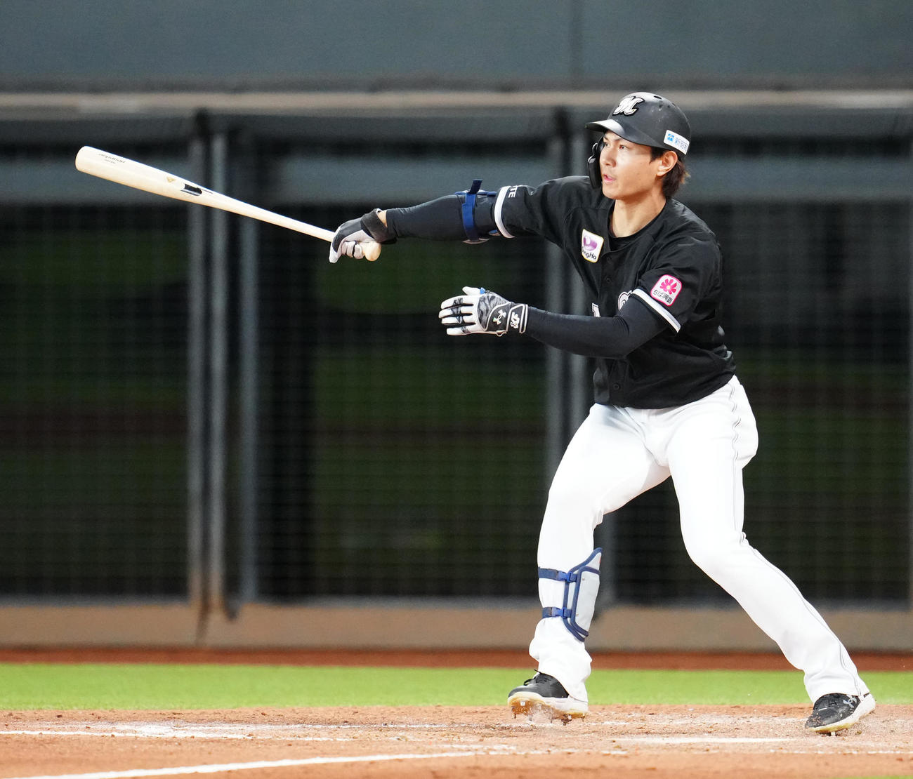 日本ハム対ロッテ　5回表ロッテ2死二塁、適時打を放つ藤原（撮影・江口和貴）