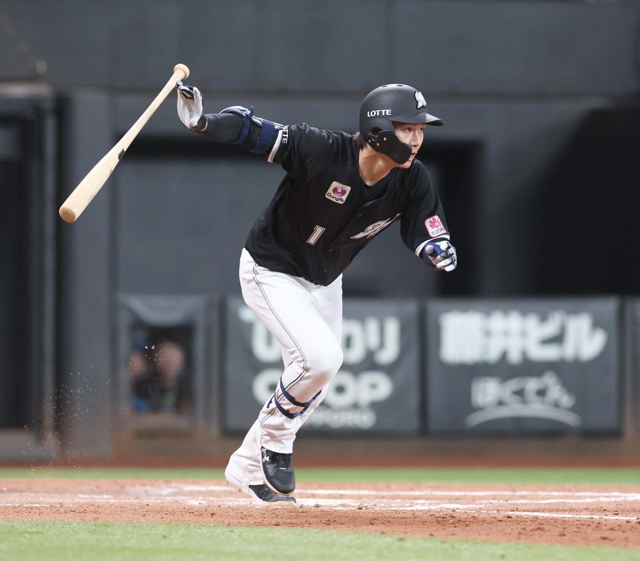 日本ハム対ロッテ　7回表ロッテ1死、右前打を放つ藤原（撮影・黒川智章）