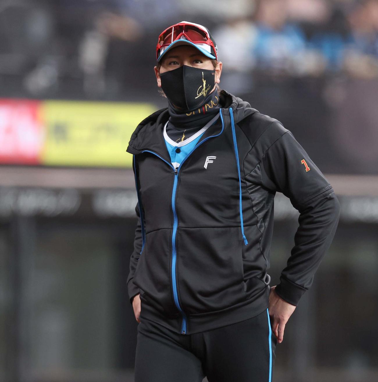 日本ハム対ロッテ　選手交代を告げる新庄監督（撮影・黒川智章）