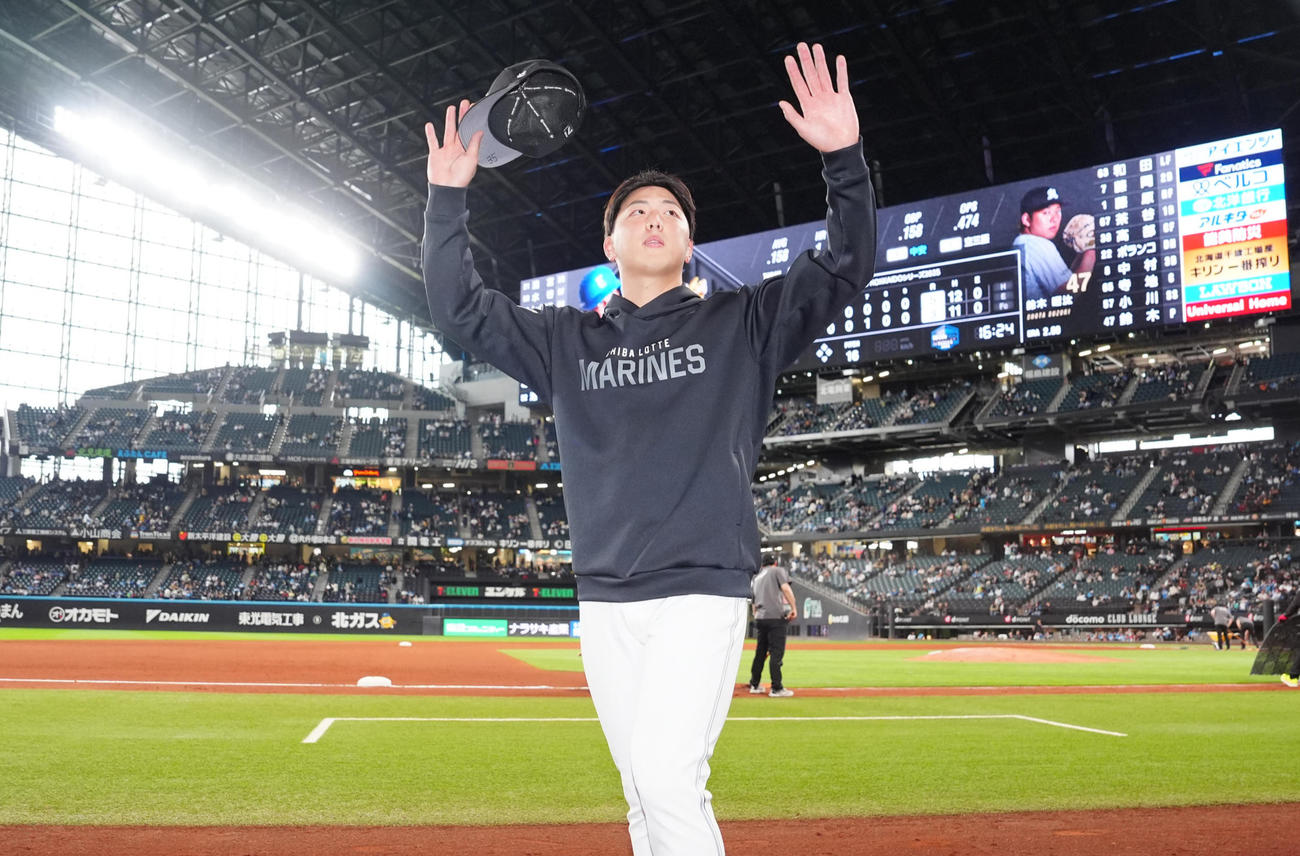 日本ハム対ロッテ　試合後、ファンの声援に応えるロッテ田中晴（撮影・江口和貴）