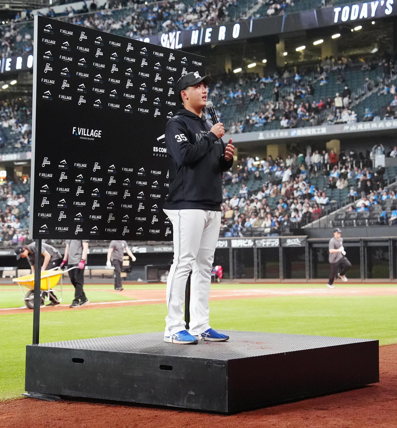日本ハム対ロッテ　試合後、インタビューに応じるロッテ田中晴（撮影・江口和貴）