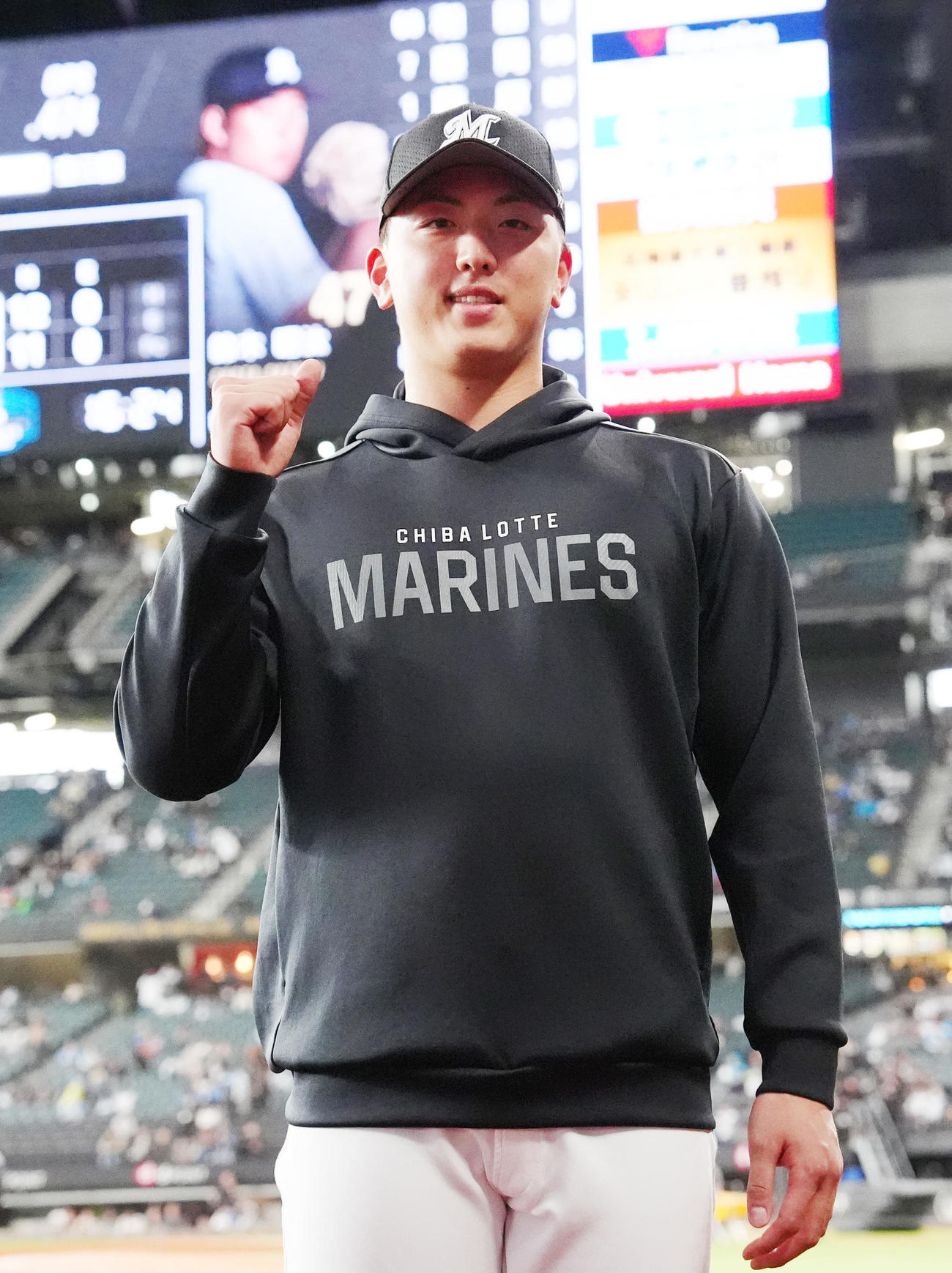日本ハム対ロッテ　試合後、ガッツポーズで写真に納まるロッテ田中晴（撮影・江口和貴）