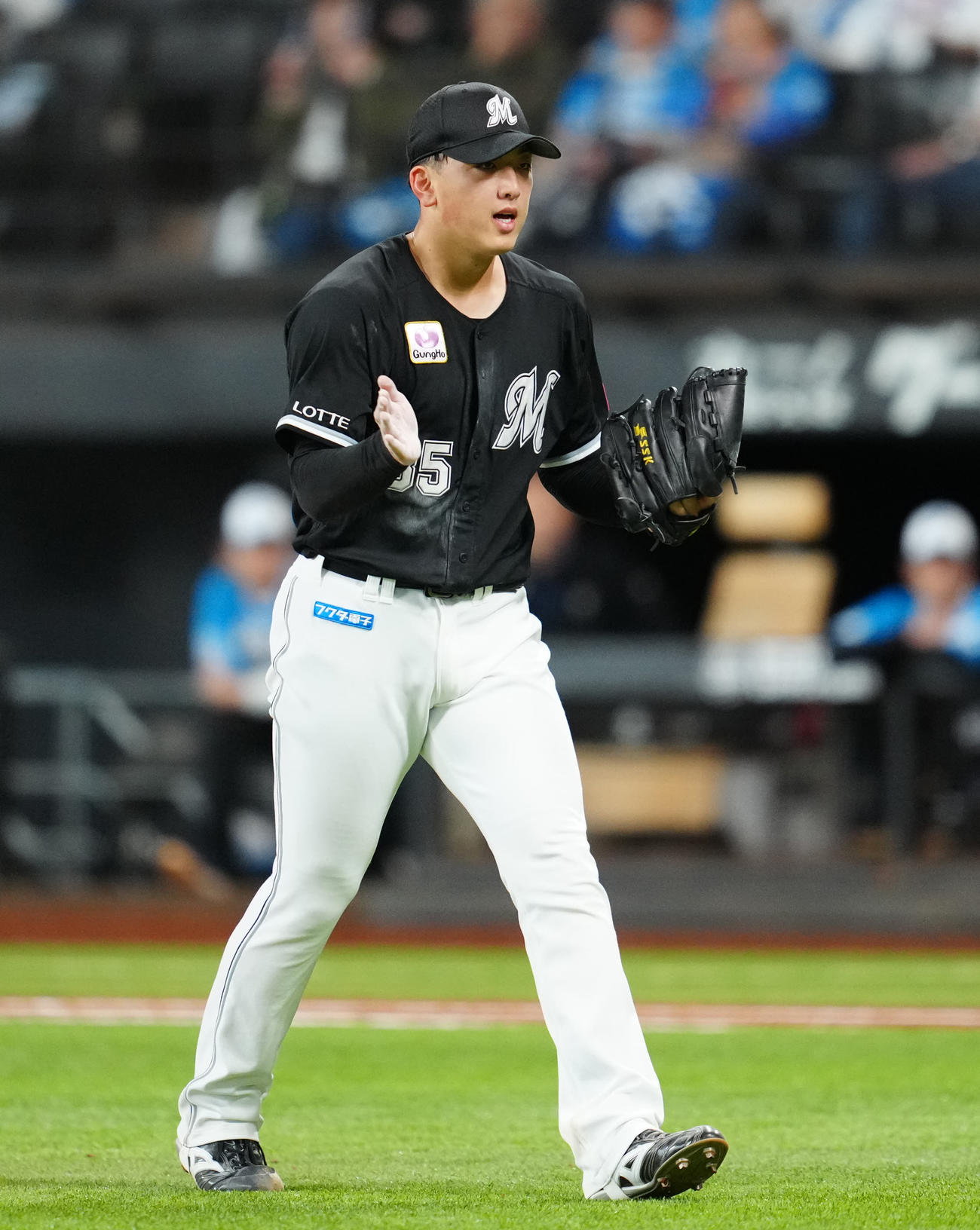 日本ハム対ロッテ　5回裏日本ハム2死一、三塁、レイエスから空振り三振を奪いベンチに引き揚げる田中晴（撮影・江口和貴）