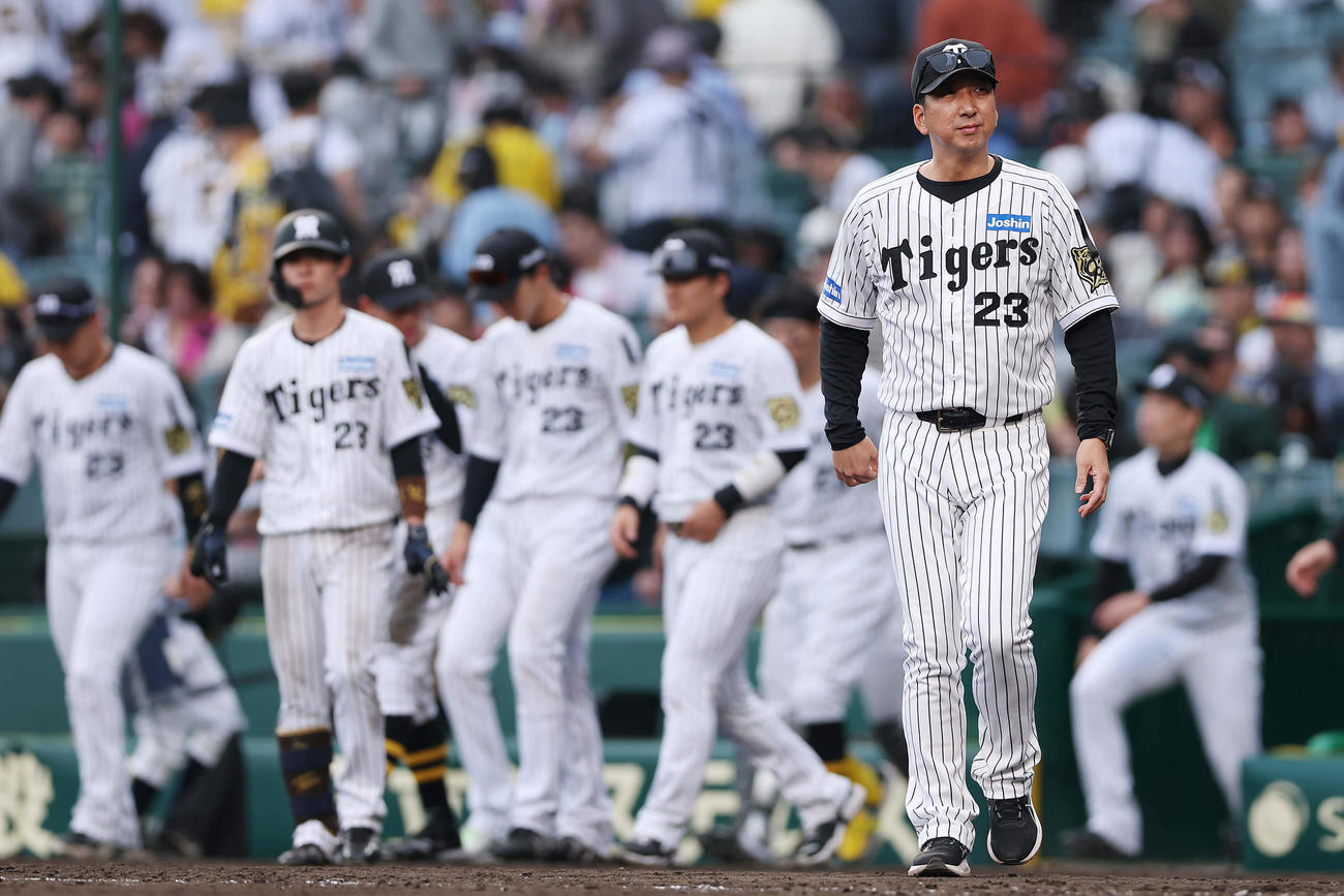 阪神対巨人　巨人に敗れ、悔しそうにファンへのあいさつに向かう藤川監督（撮影・前田充）