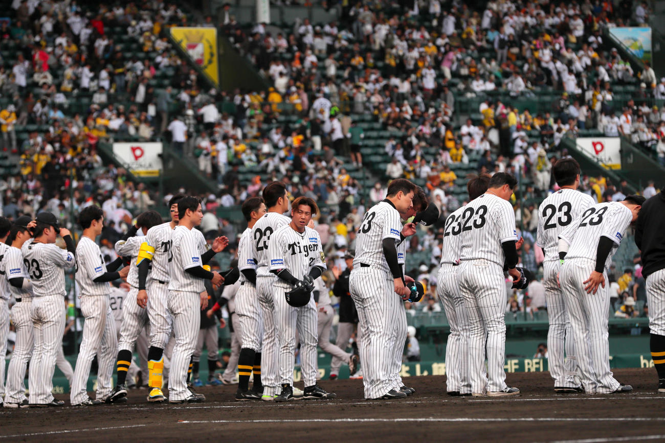 阪神対巨人　巨人に敗れあいさつする阪神ナイン（撮影・上山淳一）