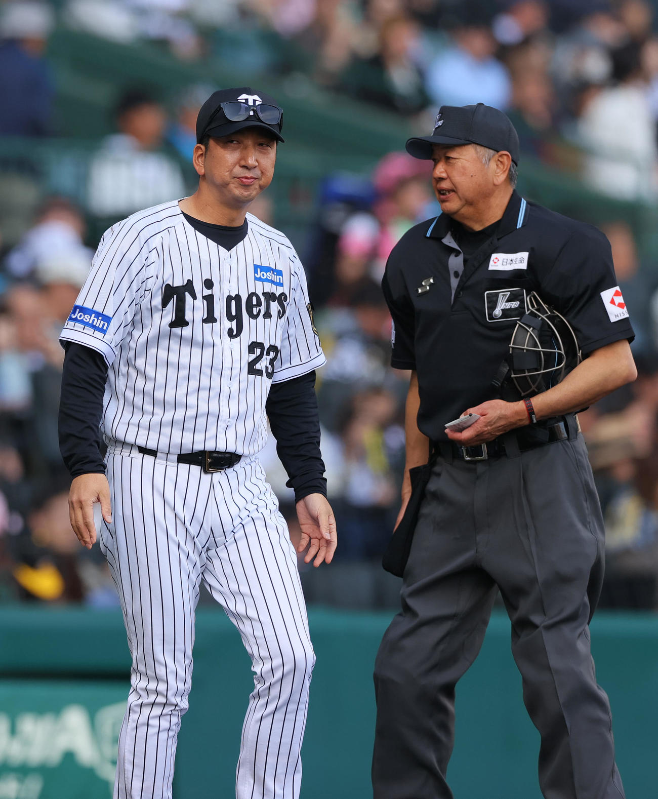 阪神対巨人　6回裏を終え、球審に交代を告げる阪神藤川監督（左）（撮影・上山淳一）
