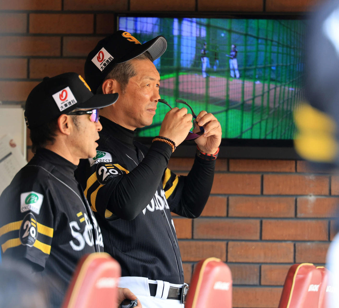 楽天対ソフトバンク　延長戦となり、じくじたる表情で試合を見つめるソフトバンク小久保監督（奥）（撮影・浅見桂子）