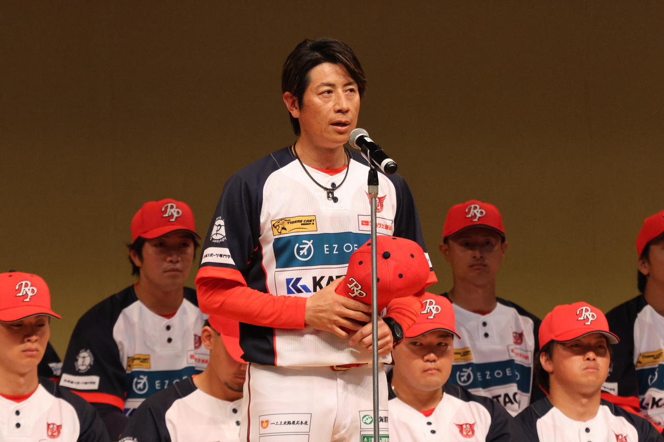 イベントであいさつする石狩の的場監督（撮影・保坂果那）