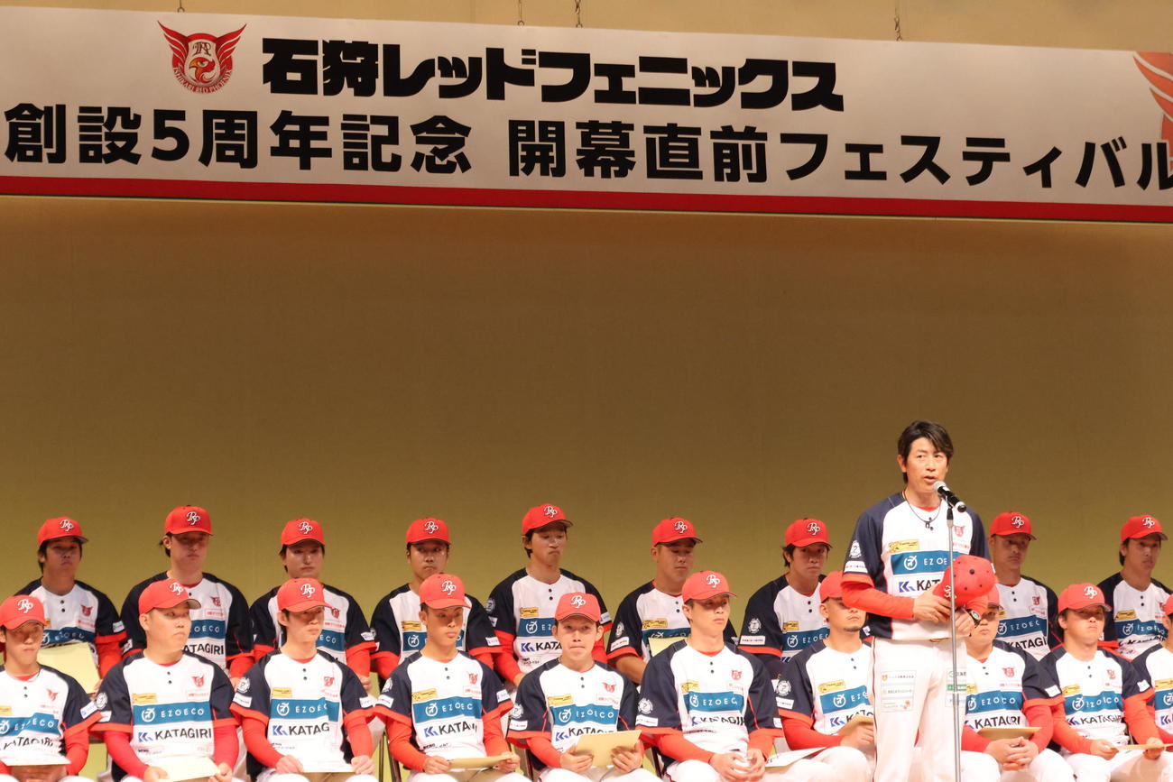 イベントであいさつする石狩の的場監督（手前）（撮影・保坂果那）