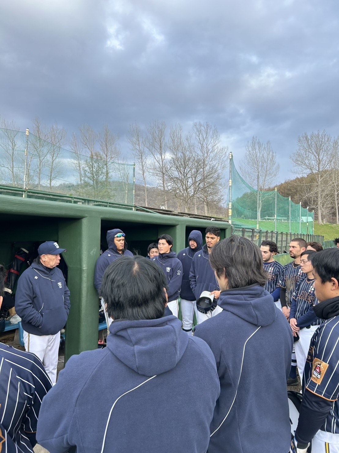 指導する本西監督（左端）（球団提供）