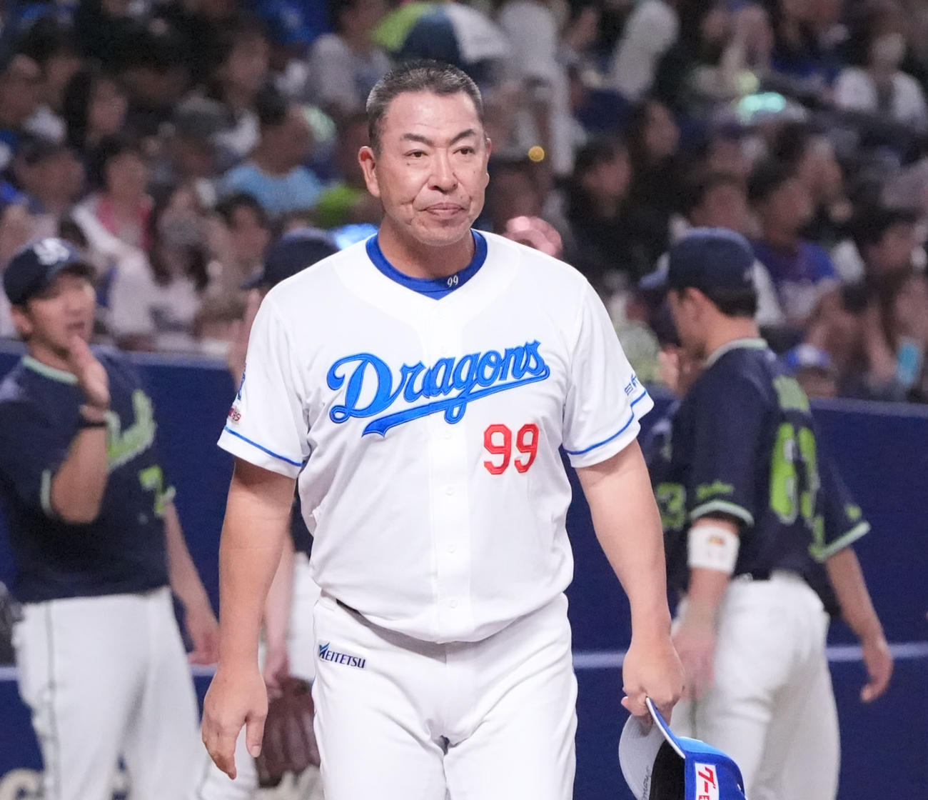 中日対ヤクルト　試合終了、スタンドの観客にあいさつをする井上監督（撮影・森本幸一）
