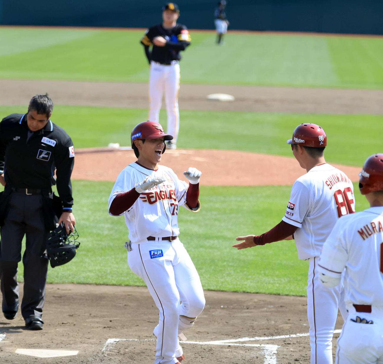 楽天対ソフトバンク　3回裏楽天1死、プロ初本塁打を放ち笑顔で生還する小森。投手前田純（撮影・浅見桂子）