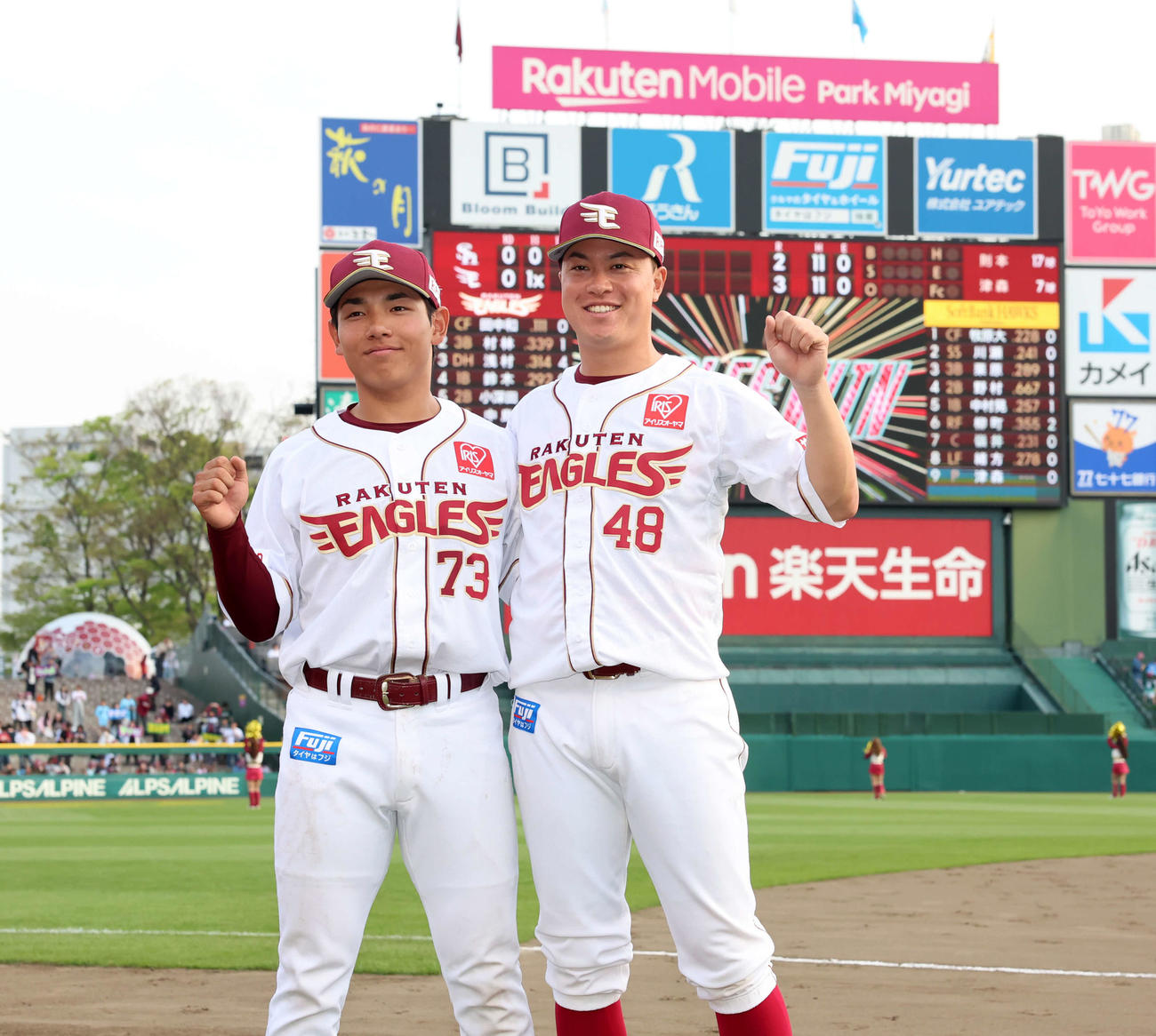 楽天対ソフトバンク　ヒーローインタビュー後、笑顔でガッツポーズする楽天小森（左）と渡辺佳（撮影・浅見桂子）