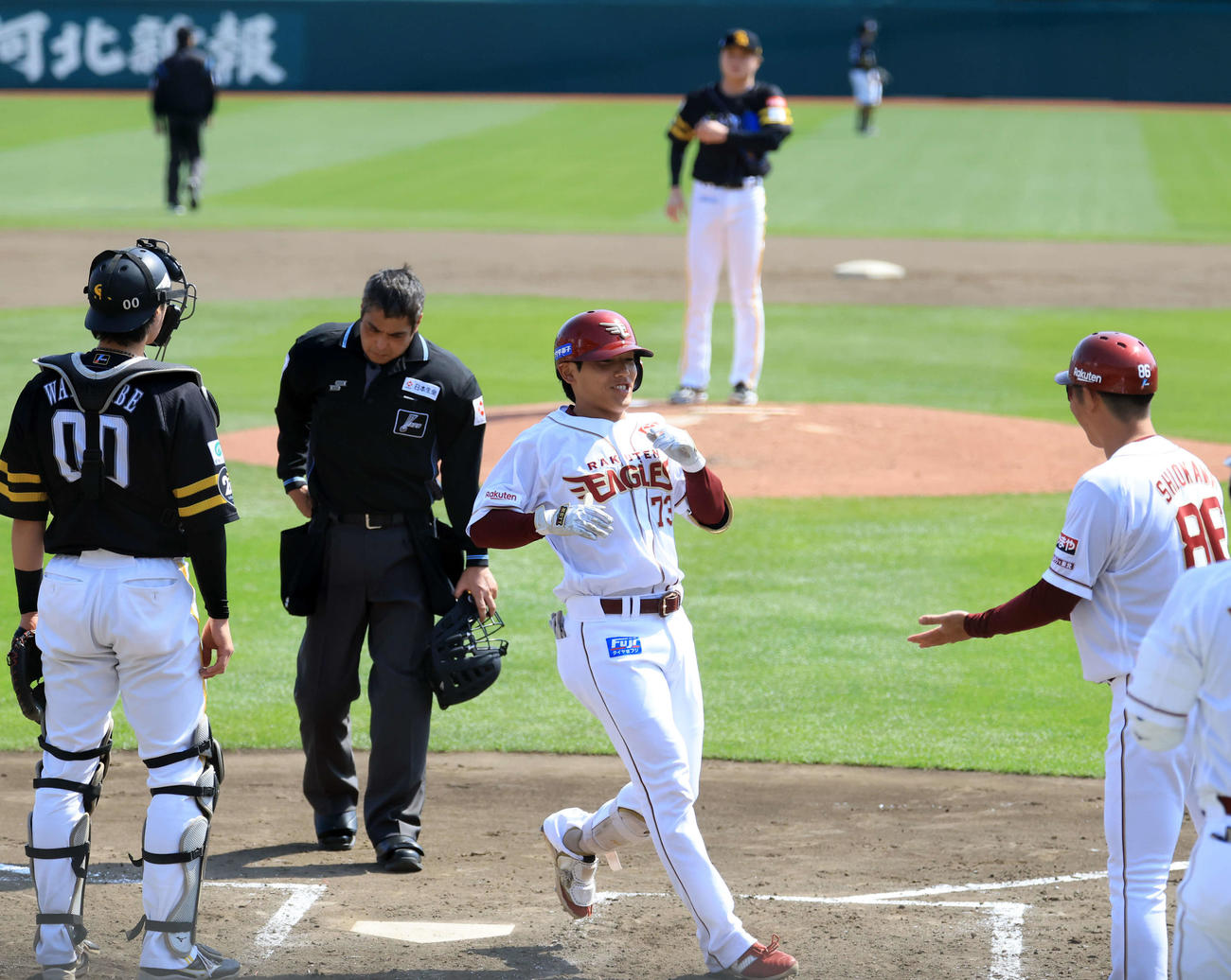 楽天対ソフトバンク　3回裏楽天1死、プロ初本塁打を放ち笑顔で生還する小森。投手前田純（撮影・浅見桂子）