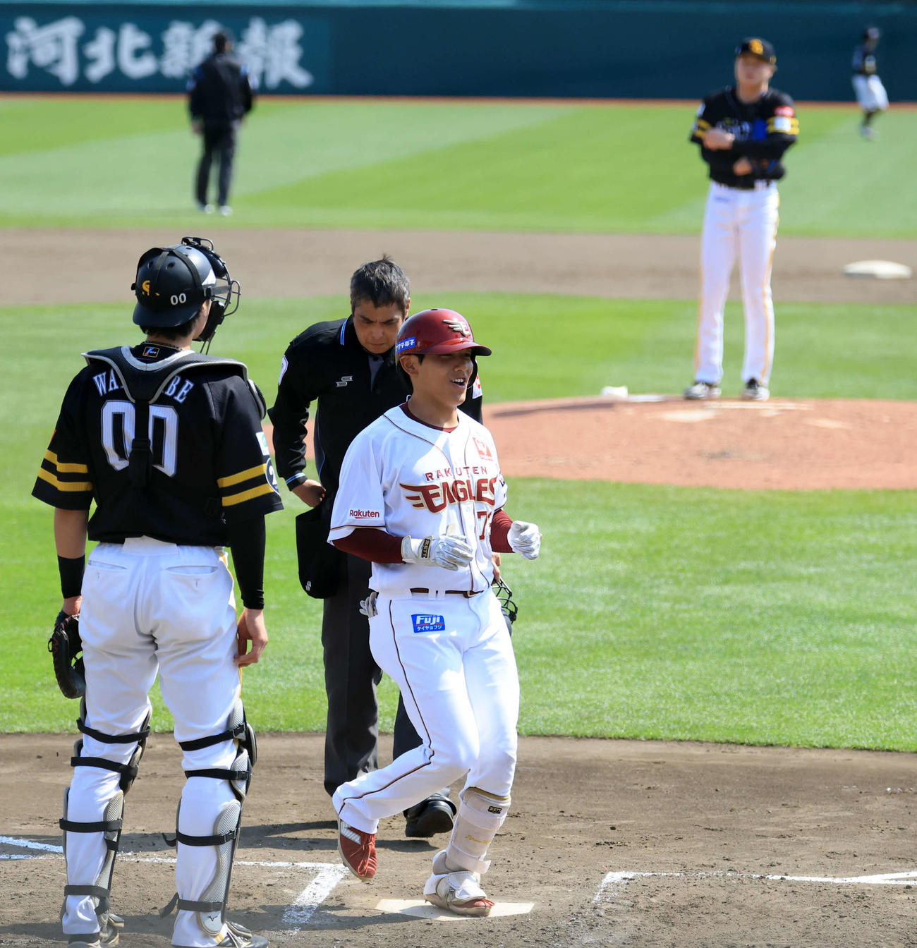 楽天対ソフトバンク　3回裏楽天1死、プロ初本塁打を放ち笑顔で生還する小森。投手前田純（撮影・浅見桂子）