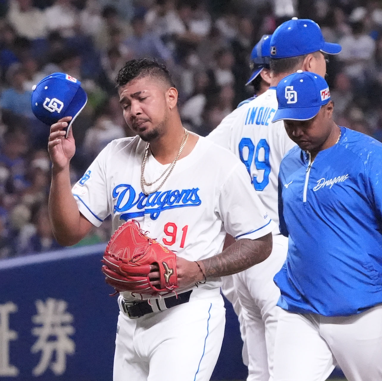 中日対ヤクルト　5回表ヤクルト2死一、二塁、中日先発のメヒア（中央）はマウンドを降りる（撮影・森本幸一）