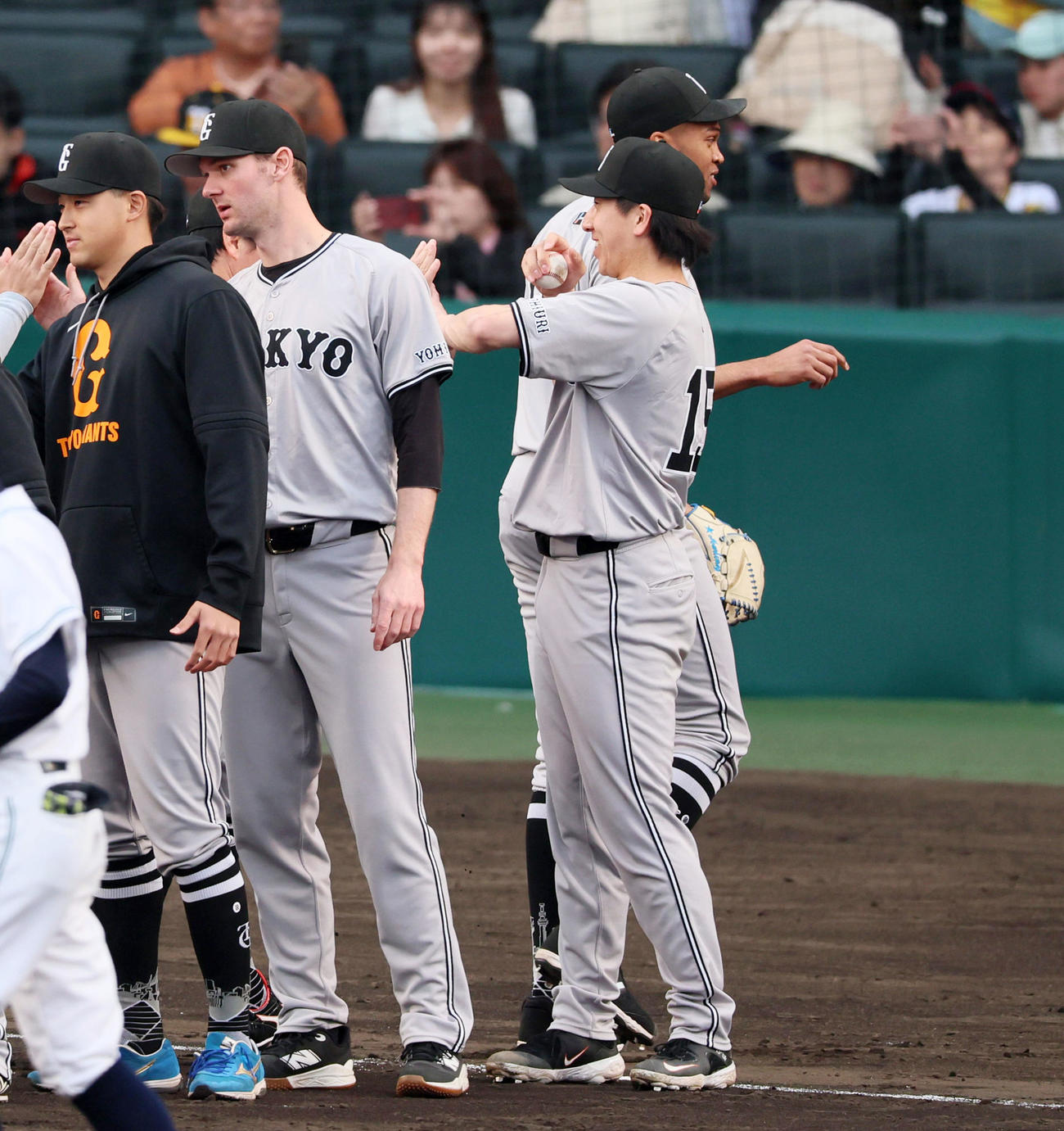 阪神対巨人　阪神に勝利しマルティネス（右）からウイニングボールを手渡された大勢（撮影・加藤哉）